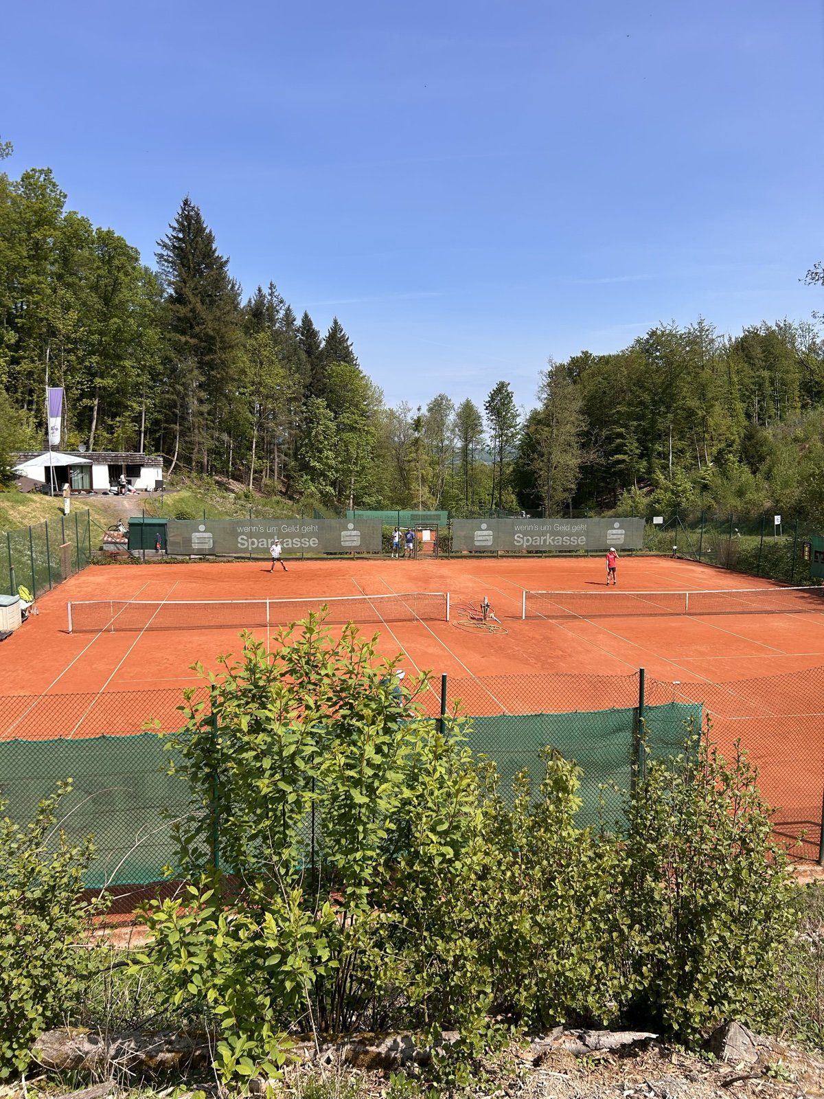 Tennisanlage an der Burg Schnellenberg an einem sonnigen Sommertag